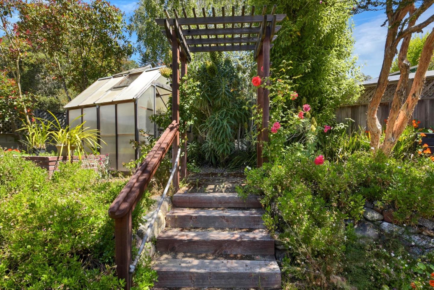 909 Laurence AVE
