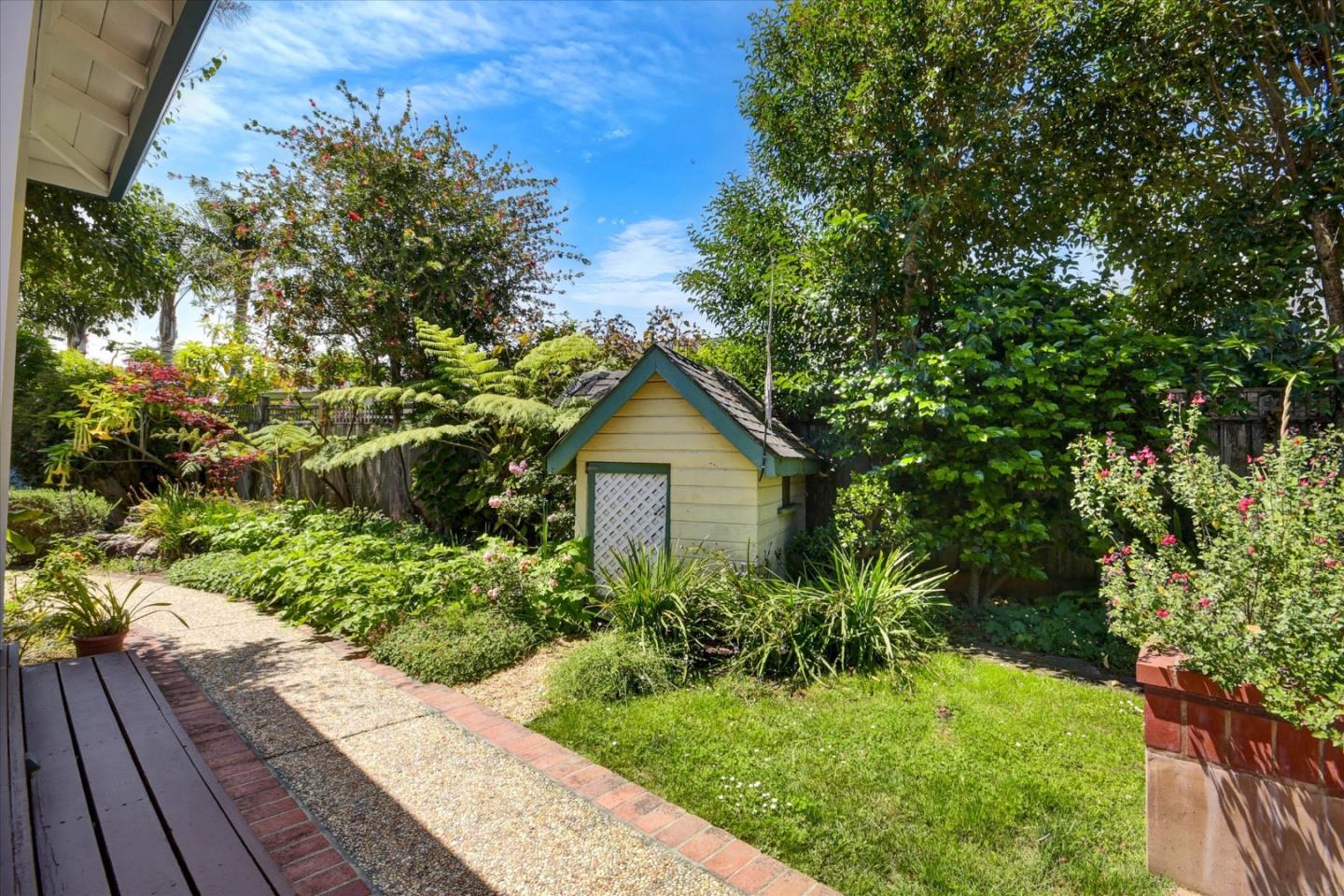 909 Laurence AVE