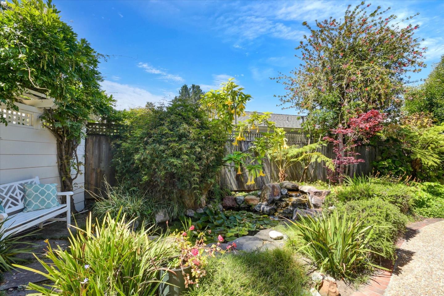 909 Laurence AVE