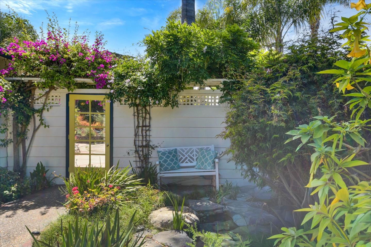909 Laurence AVE