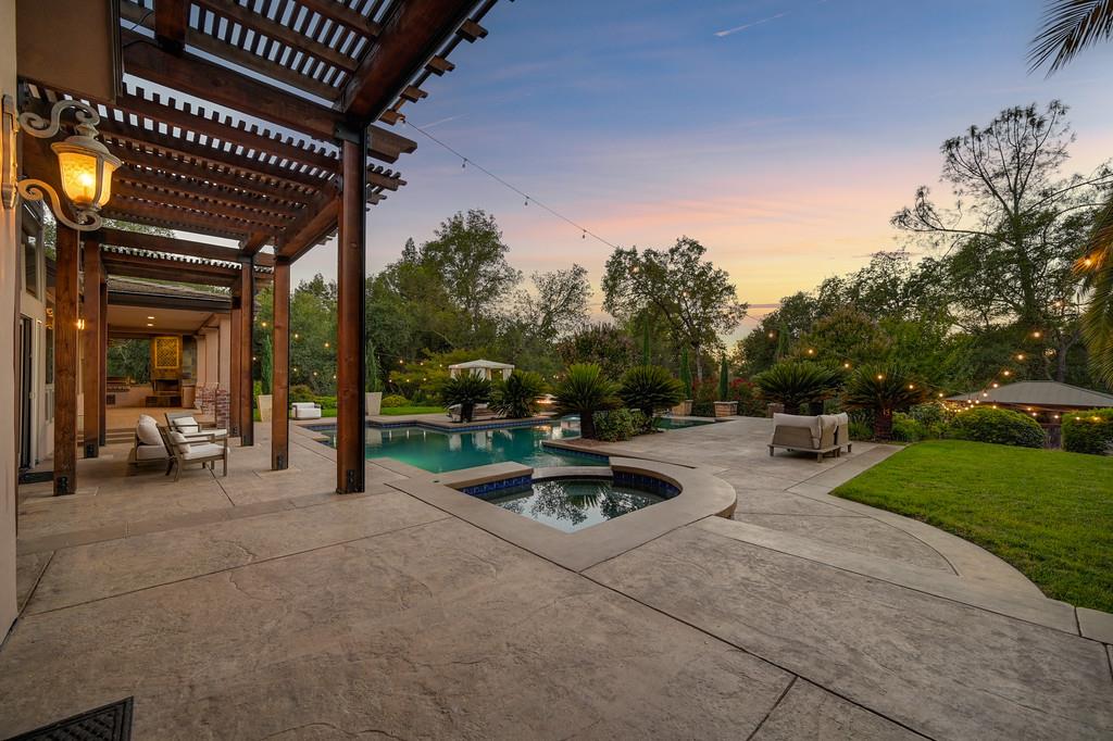 7450 Shadow Oaks Ln
