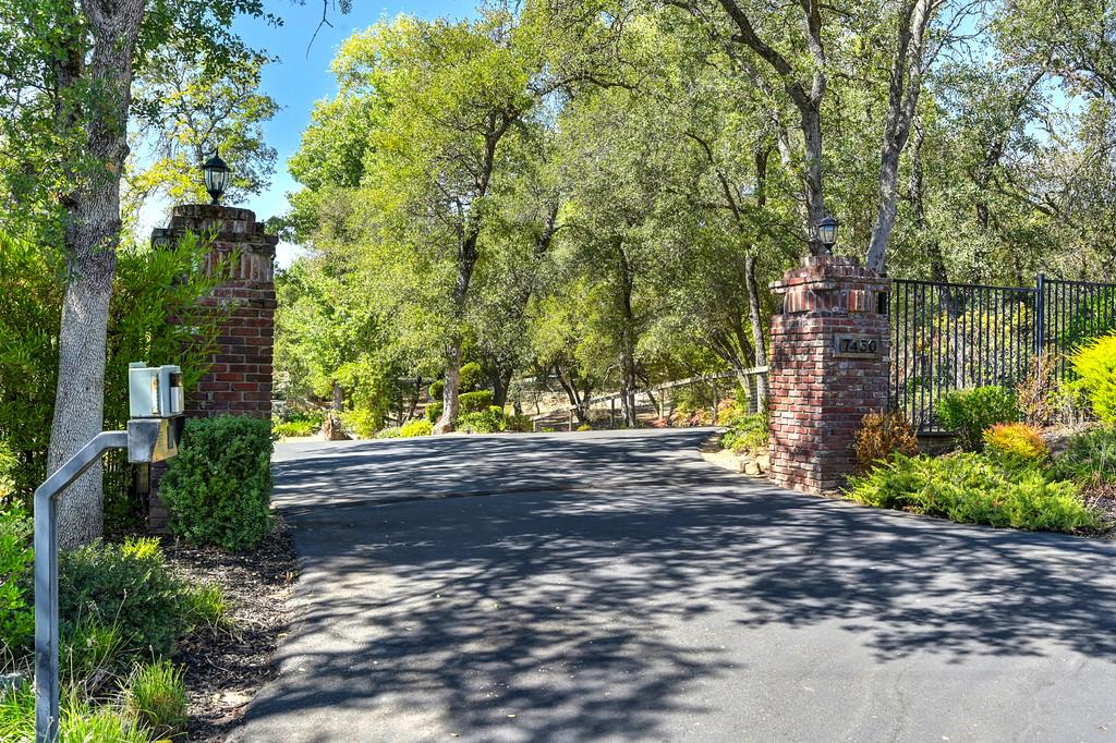 7450 Shadow Oaks Ln