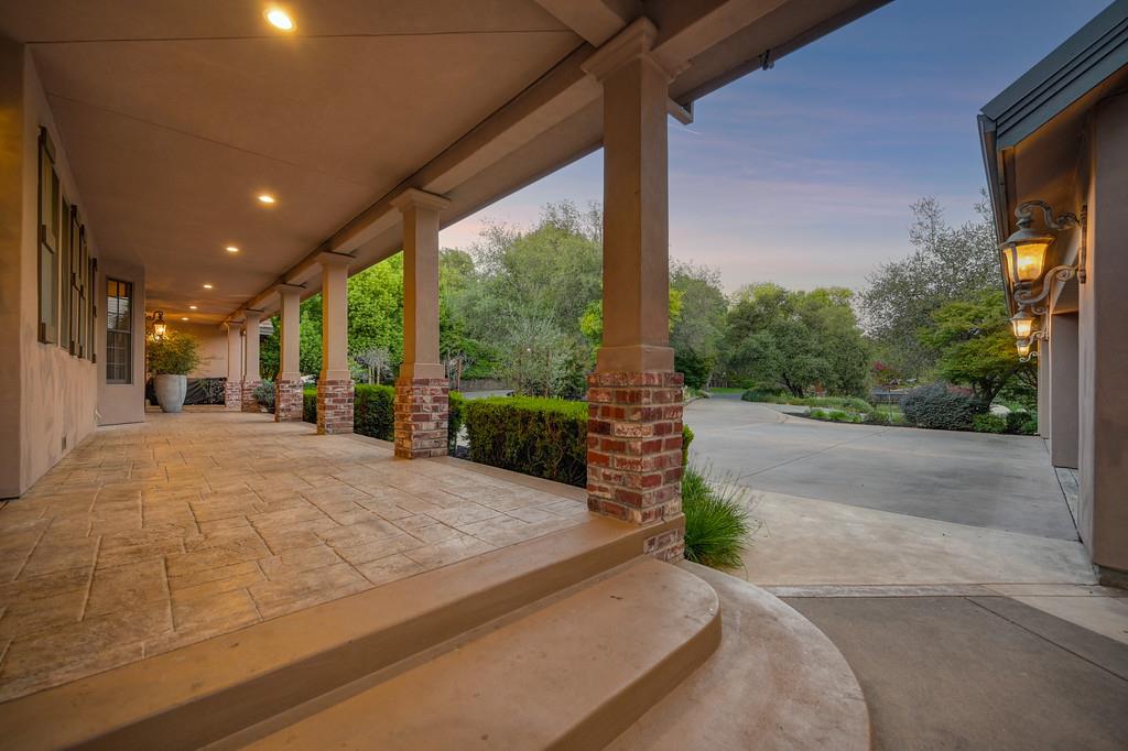 7450 Shadow Oaks Ln
