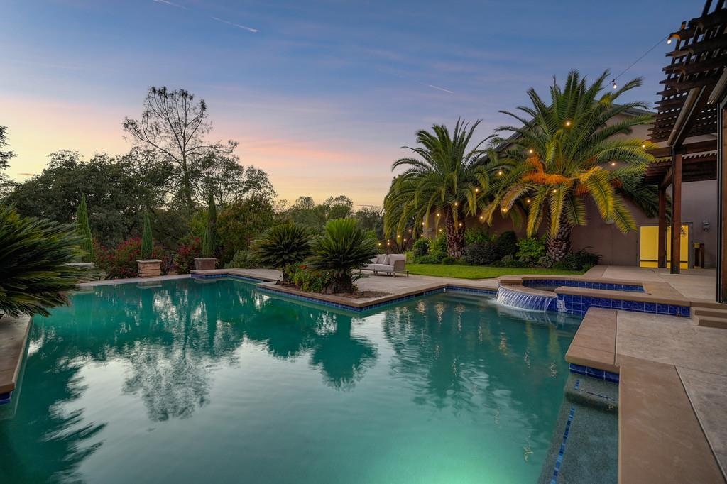 7450 Shadow Oaks Ln