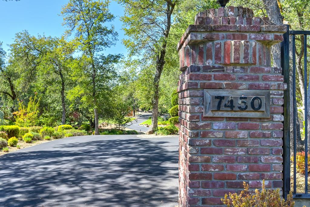 7450 Shadow Oaks Ln