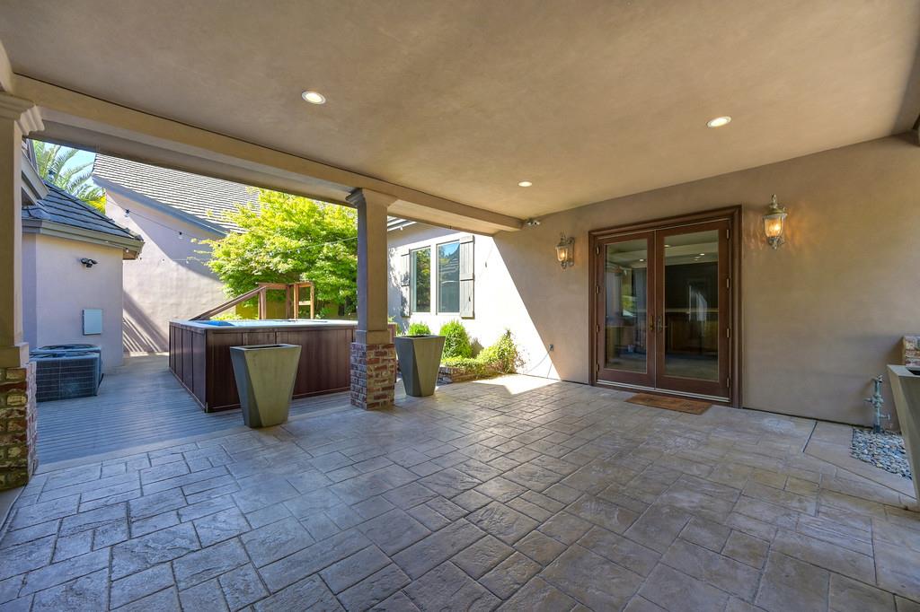 7450 Shadow Oaks Ln