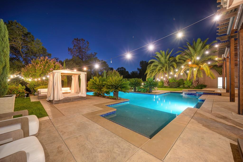 7450 Shadow Oaks Ln