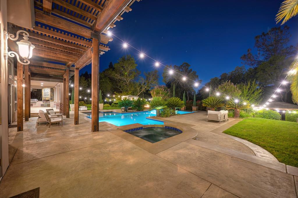 7450 Shadow Oaks Ln