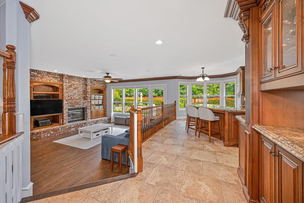 2052 Thornhill Dr