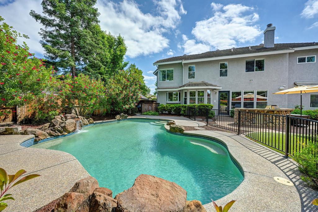 2052 Thornhill Dr