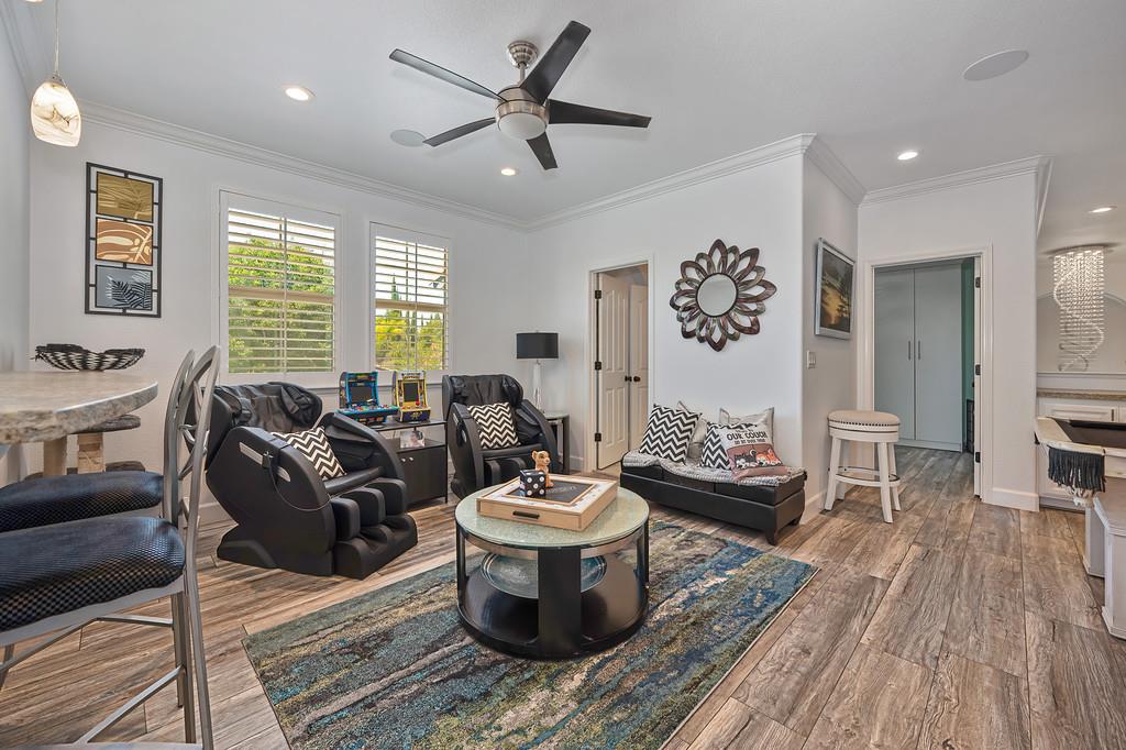 3881 Black Oak Dr