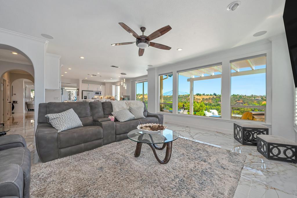 3881 Black Oak Dr