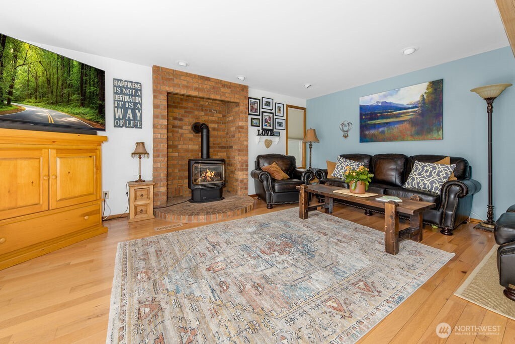 908 Riverside Drive SE