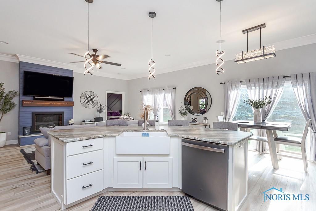4748 Lakeside Drive
