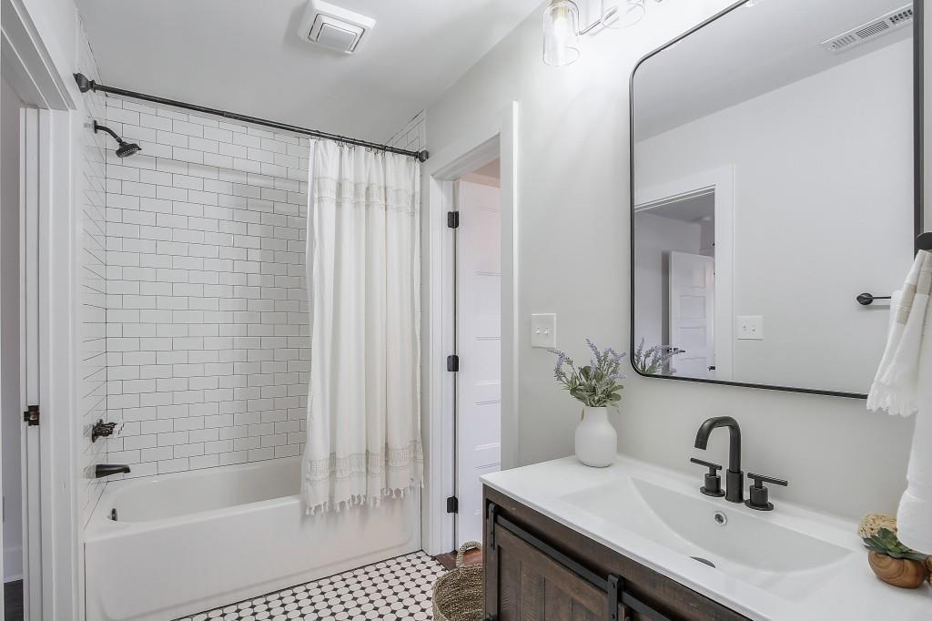 1476 Eason Street NW