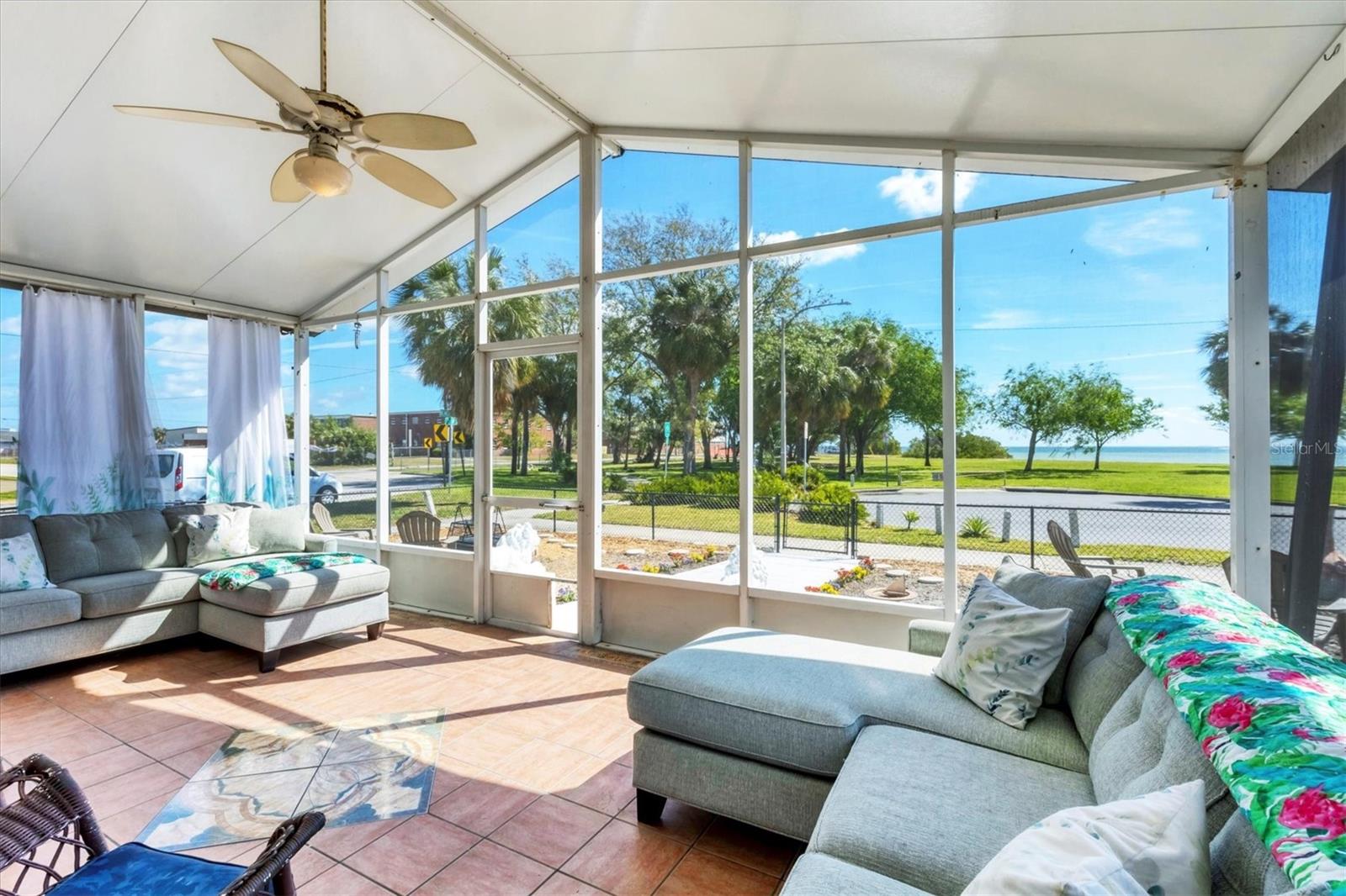 1501 BEACH DR SE