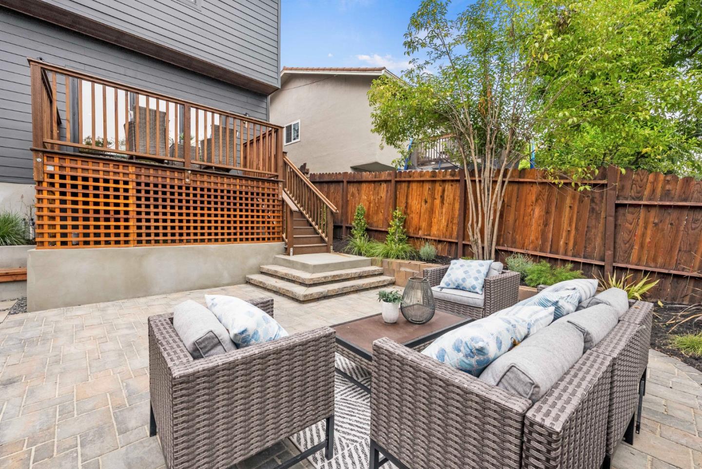 945 Sunset DR