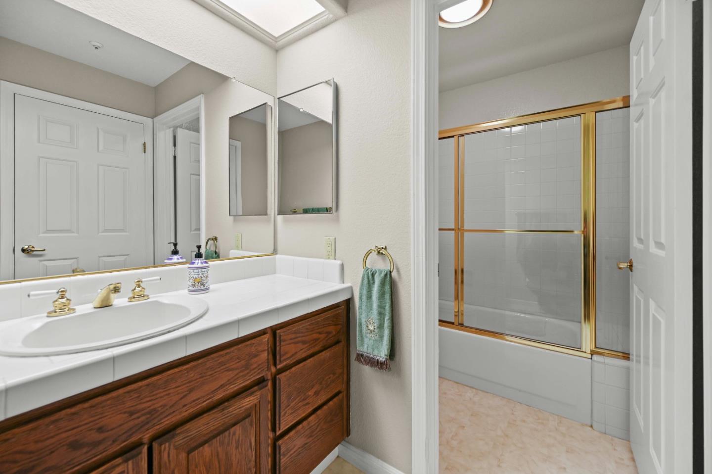 1 Iris LN