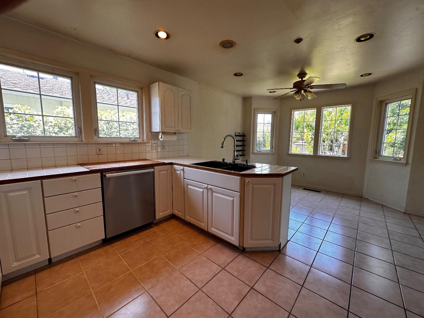 1254 W Selby LN