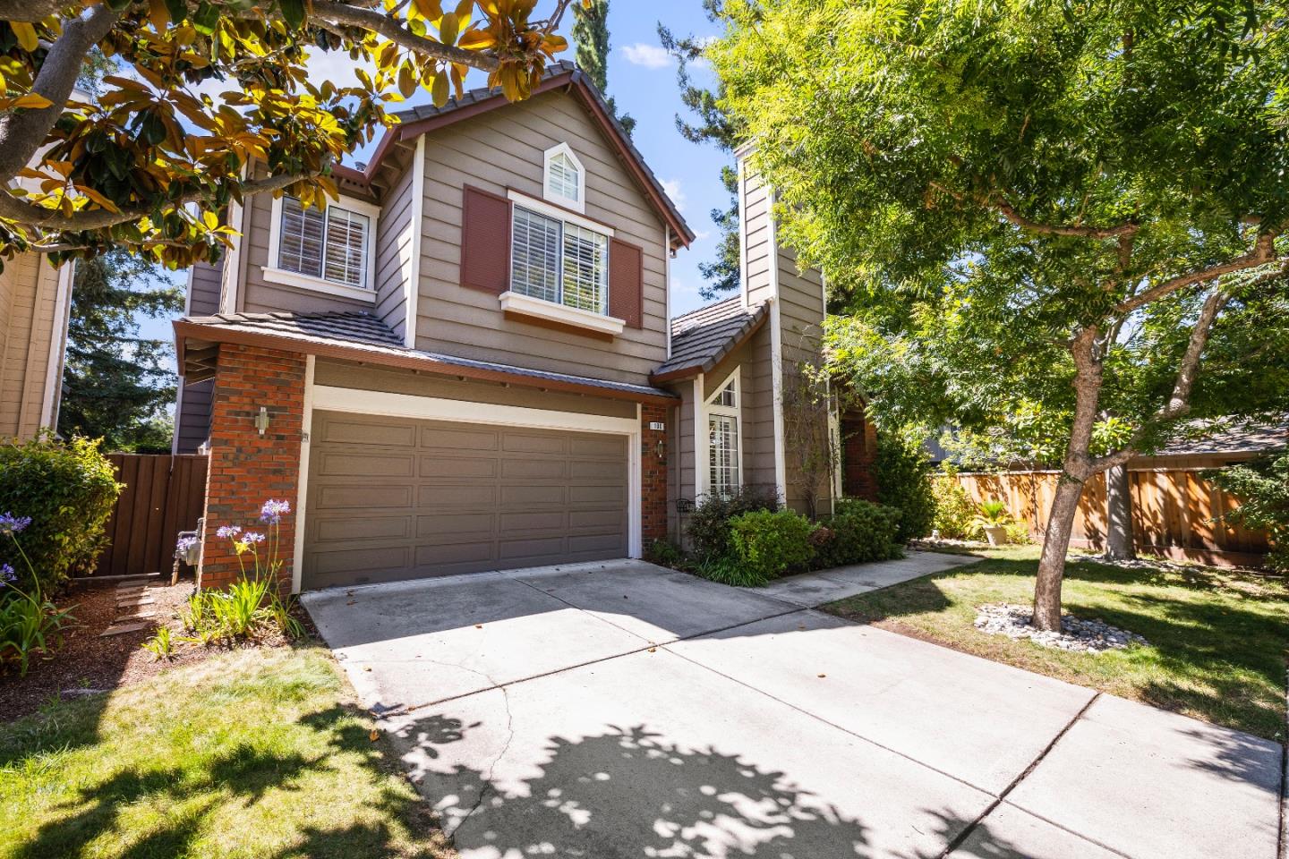 100 Danbury LN