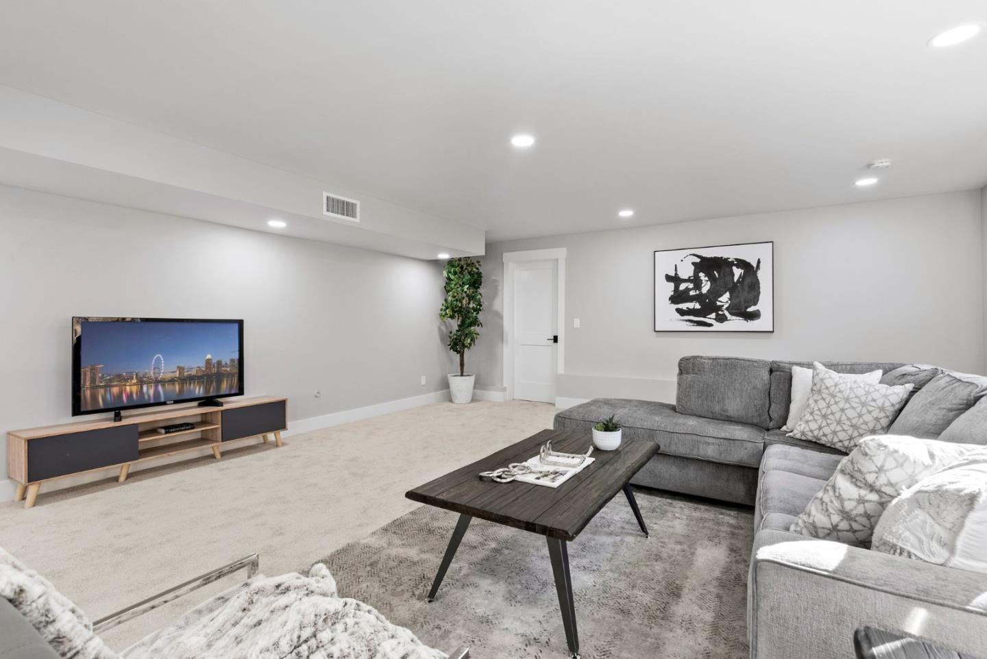 1587 Valota RD