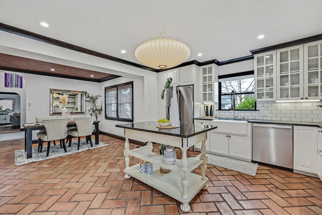 503 Iris ST