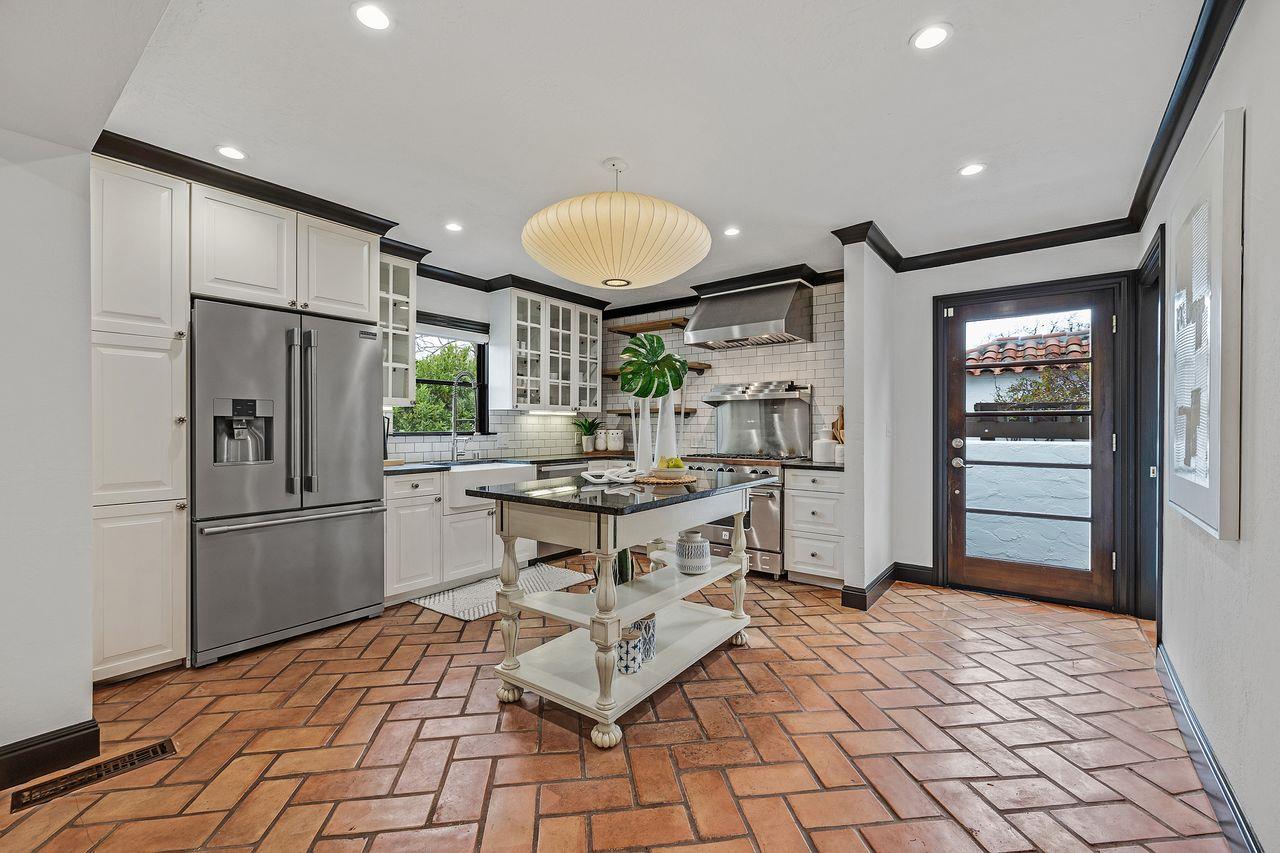 503 Iris ST