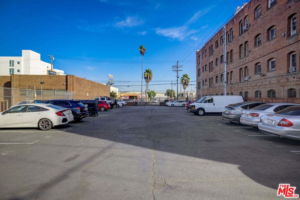 4125 S Figueroa Street 220