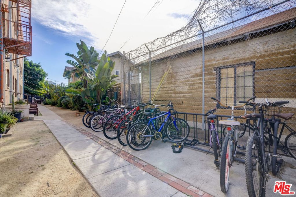 4125 S Figueroa Street 220