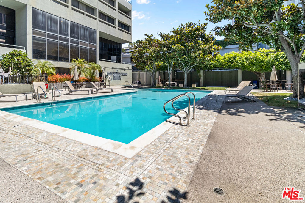 880 W 1st Street 412