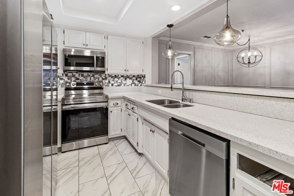 880 W 1st Street 412