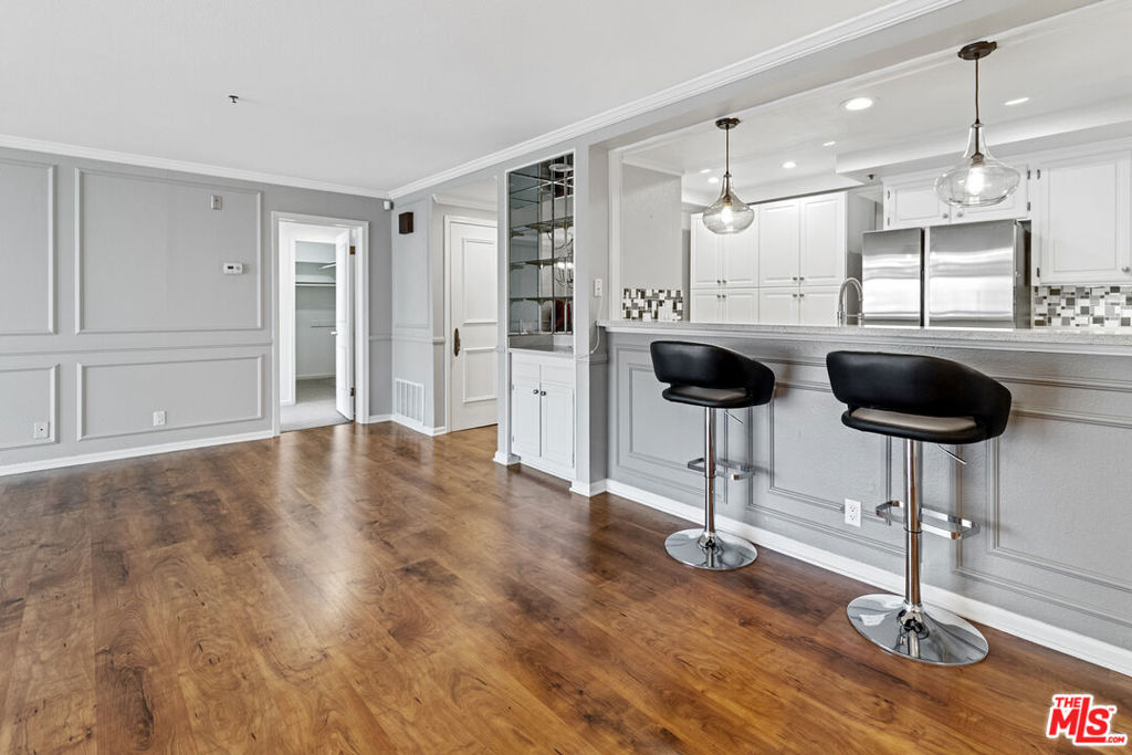 880 W 1st Street 412