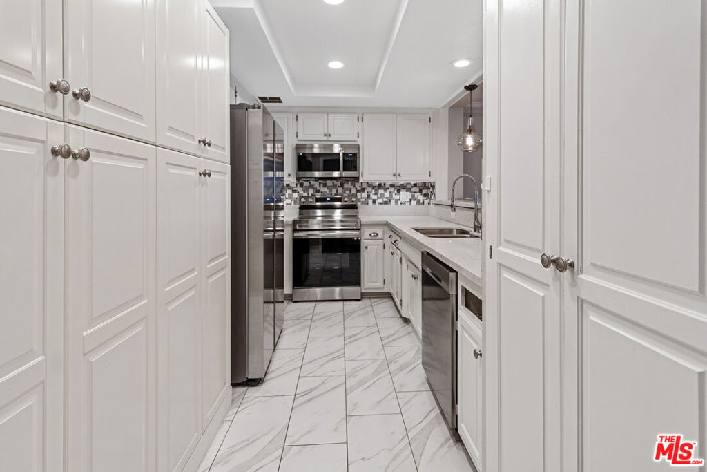 880 W 1st Street 412