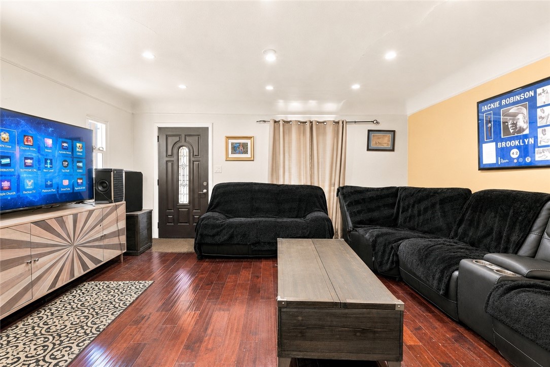 8701 Menlo