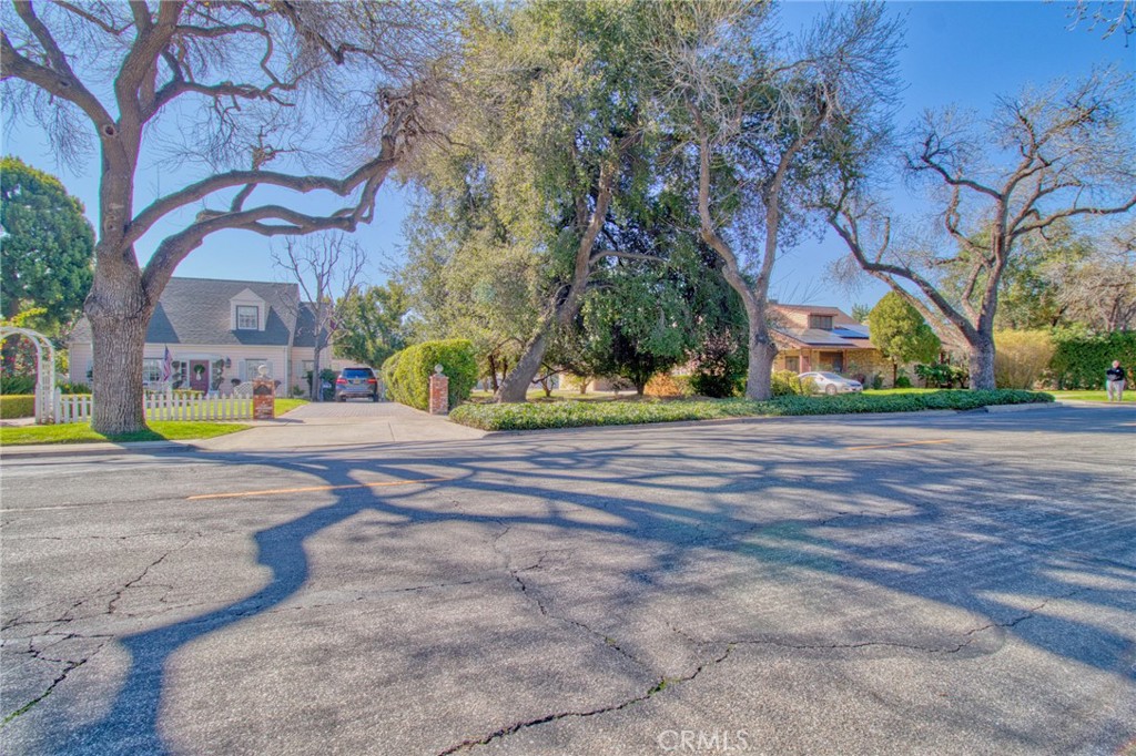 231 W 6th Street