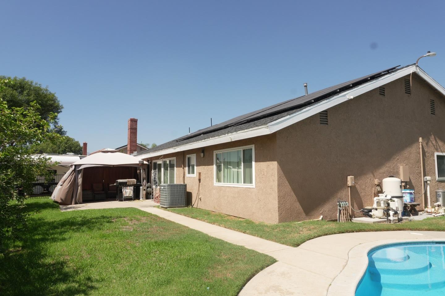 2108 N Apple AVE