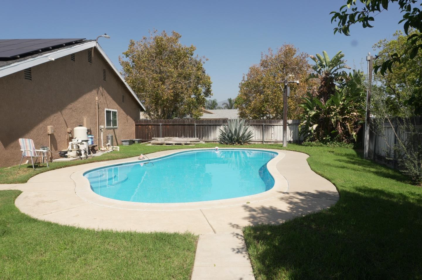 2108 N Apple AVE