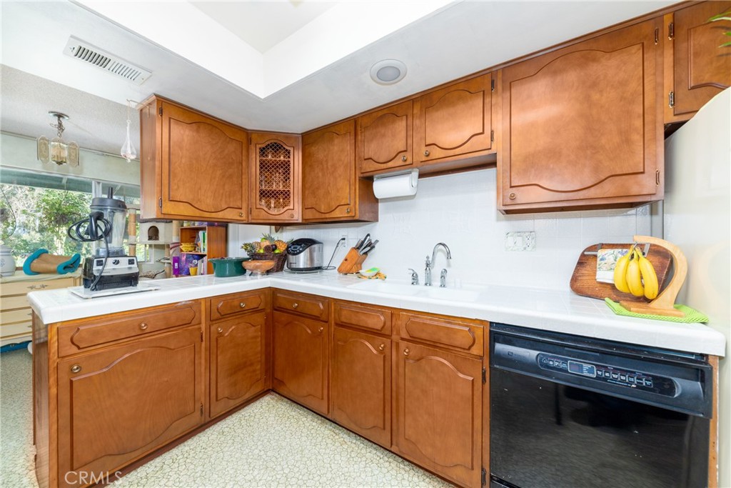 5910 Avenue Juan Bautista