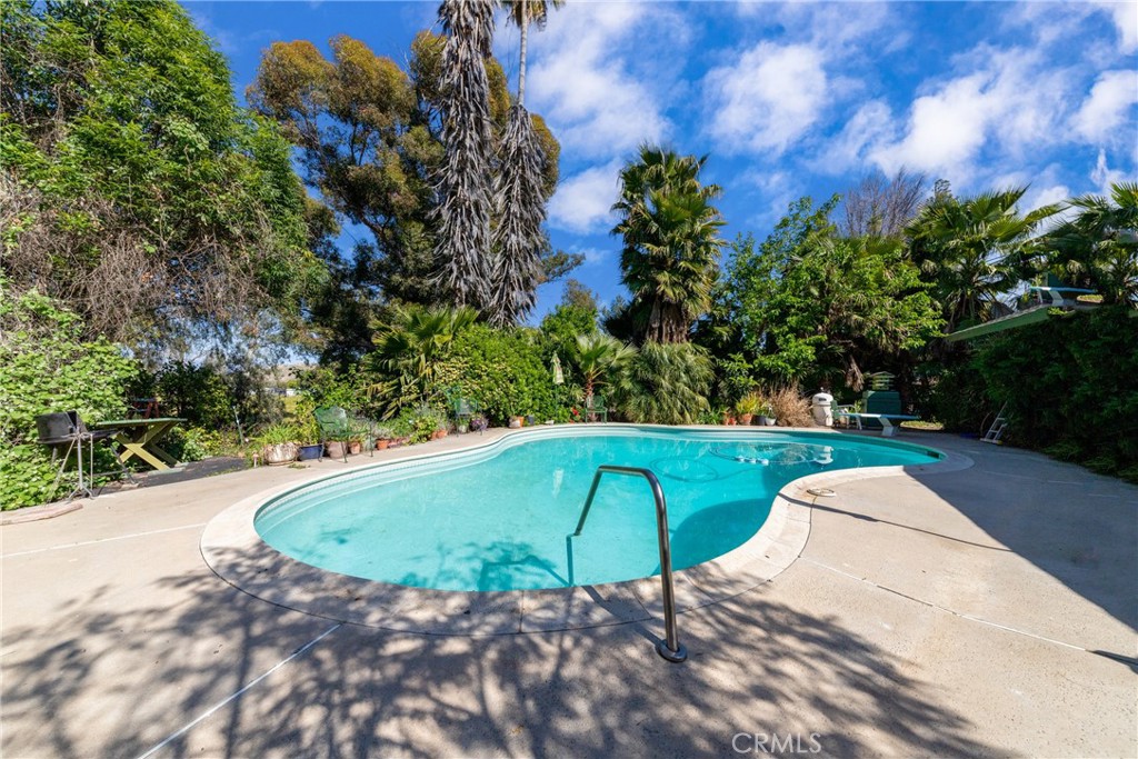 5910 Avenue Juan Bautista