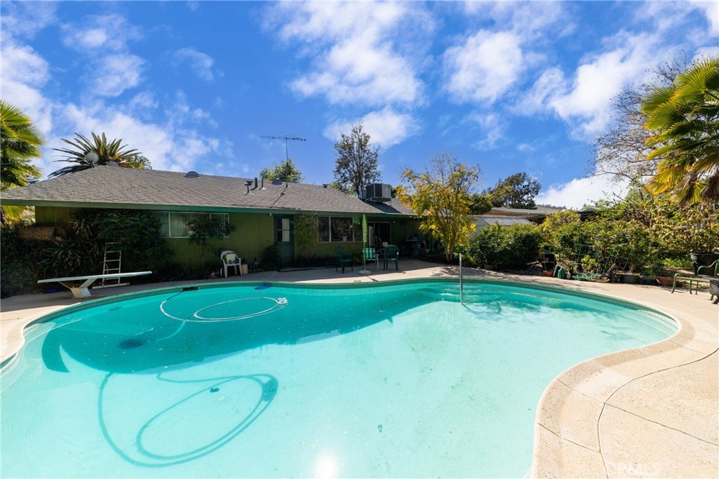 5910 Avenue Juan Bautista