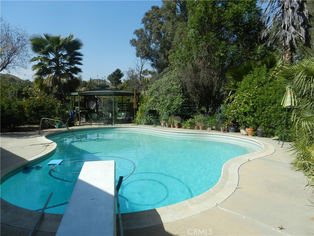 5910 Avenue Juan Bautista