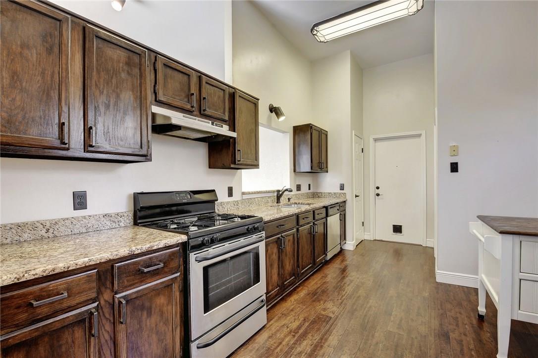 15811 De Peer Ave