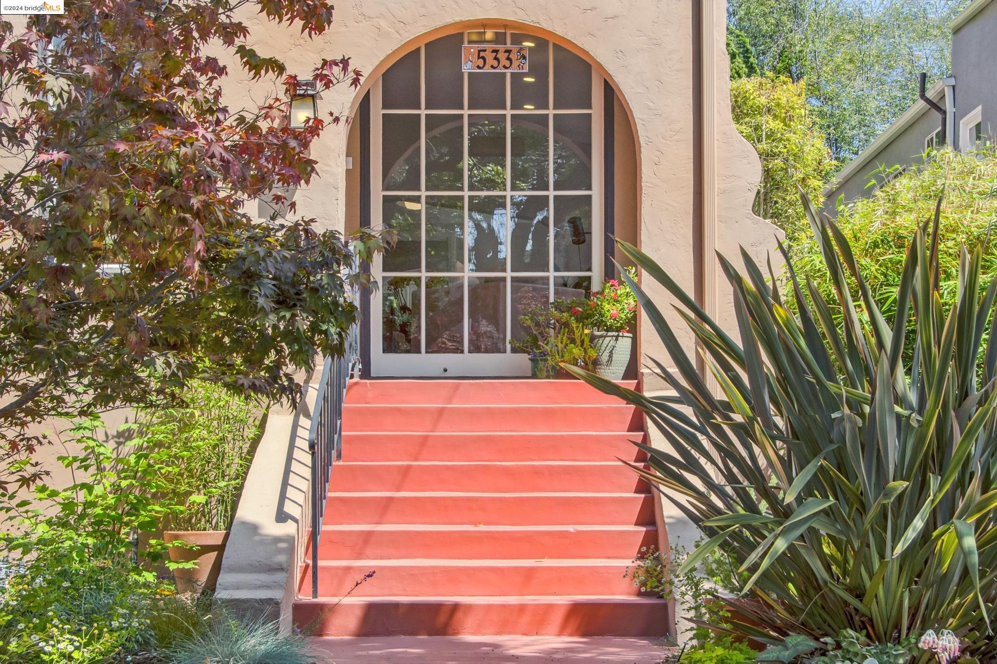 533 Neilson St
