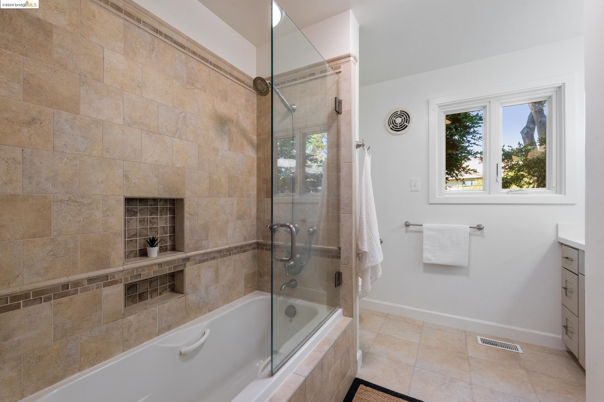 1270 Queens Rd