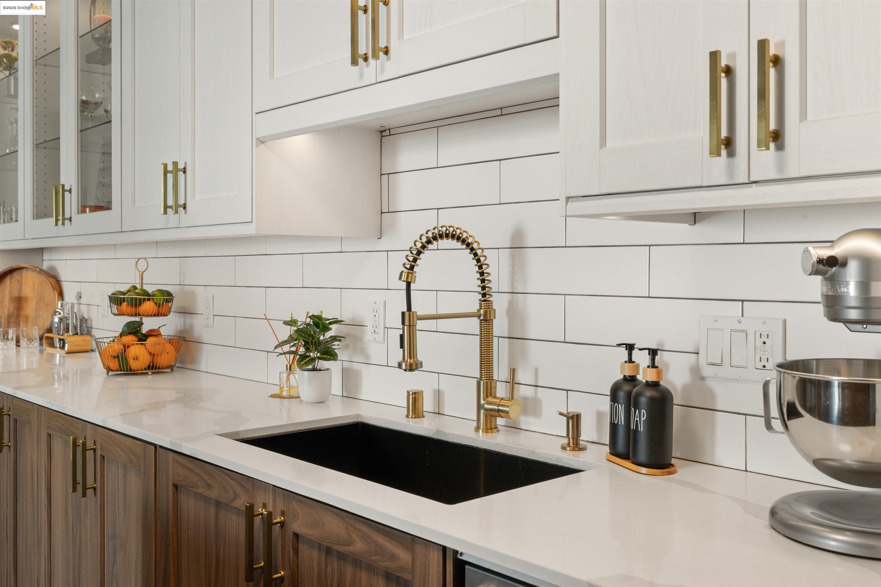 250 Montecito Ave. # 204