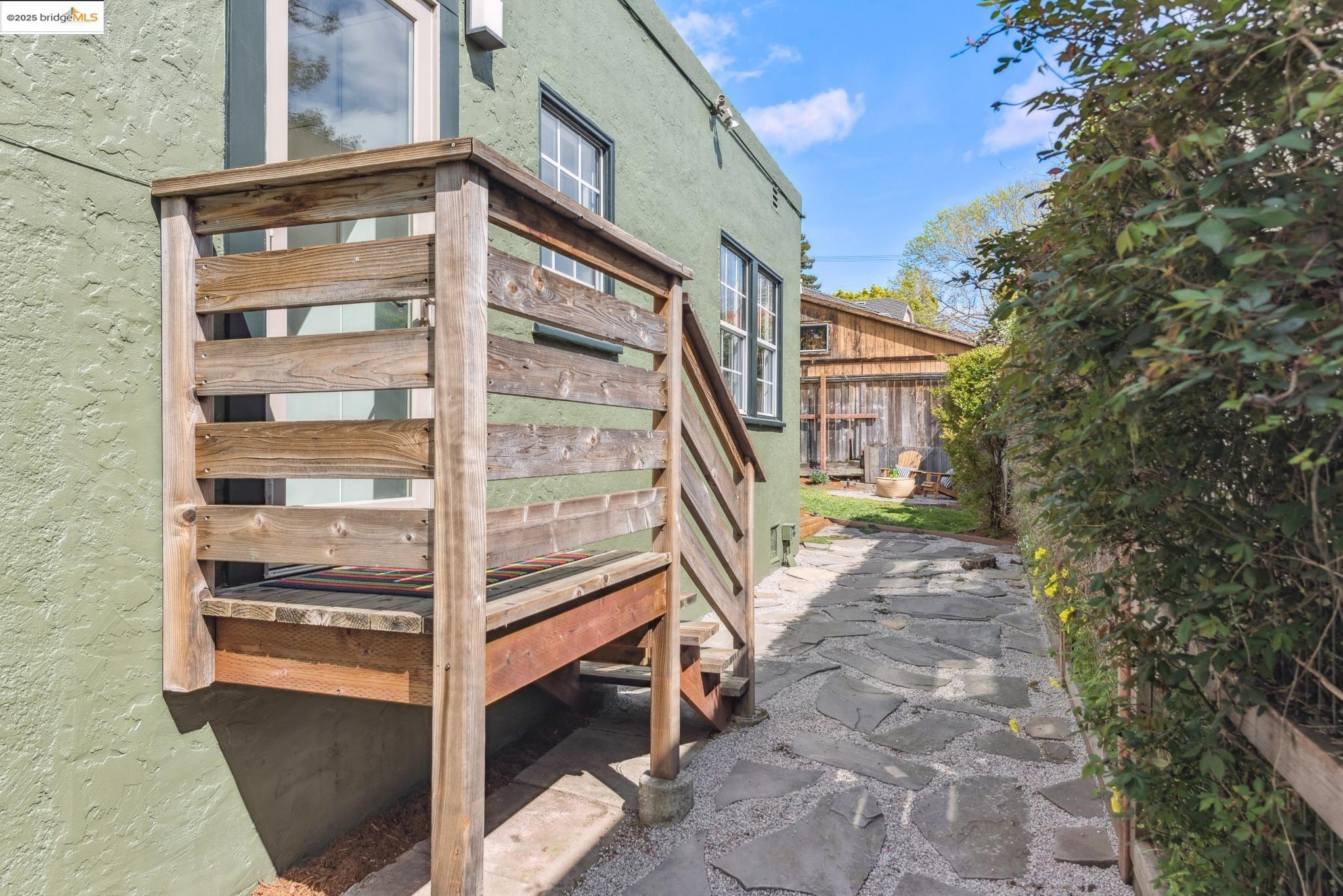 651 Neilson St