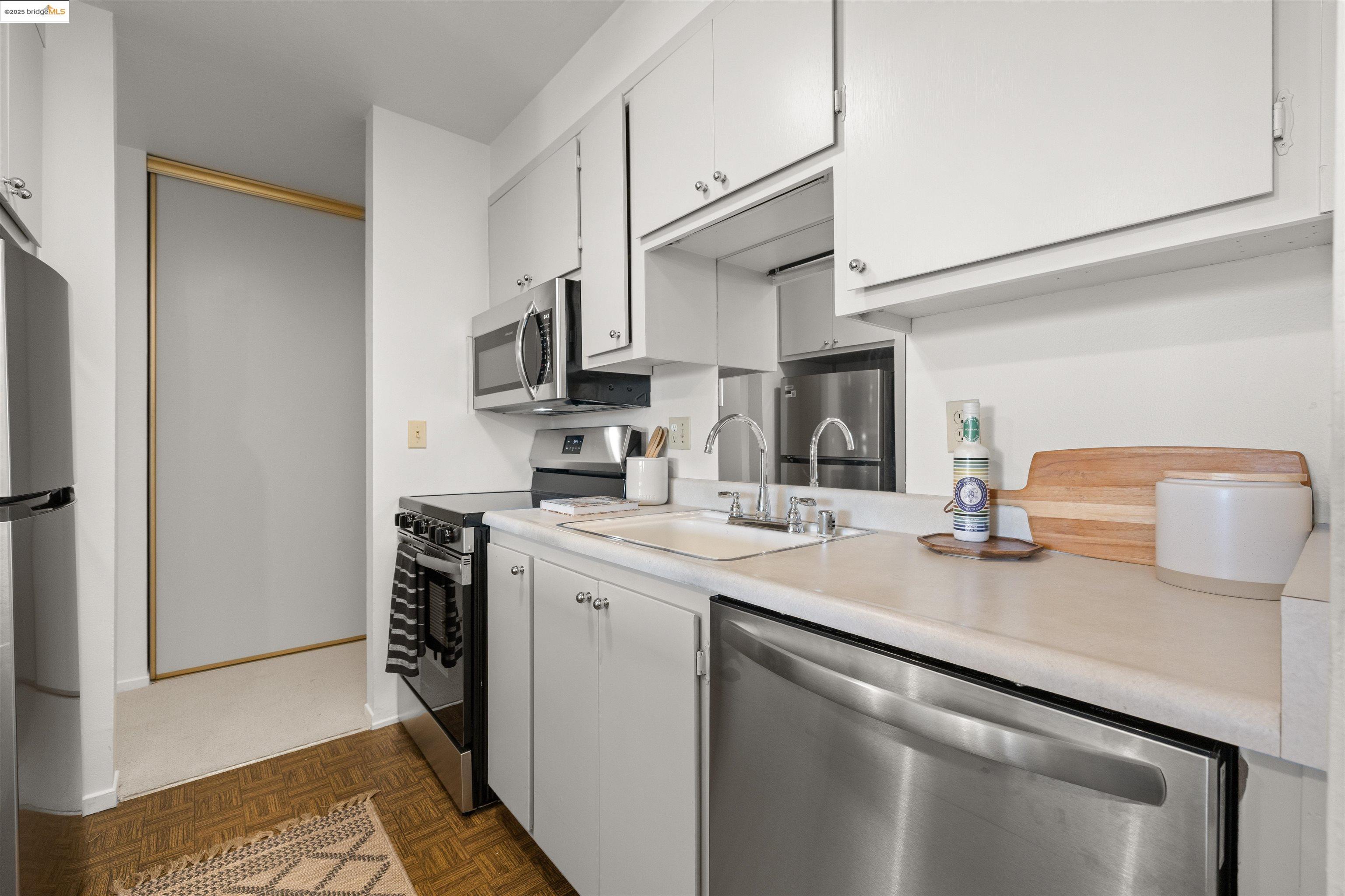 555 Jean St # 417