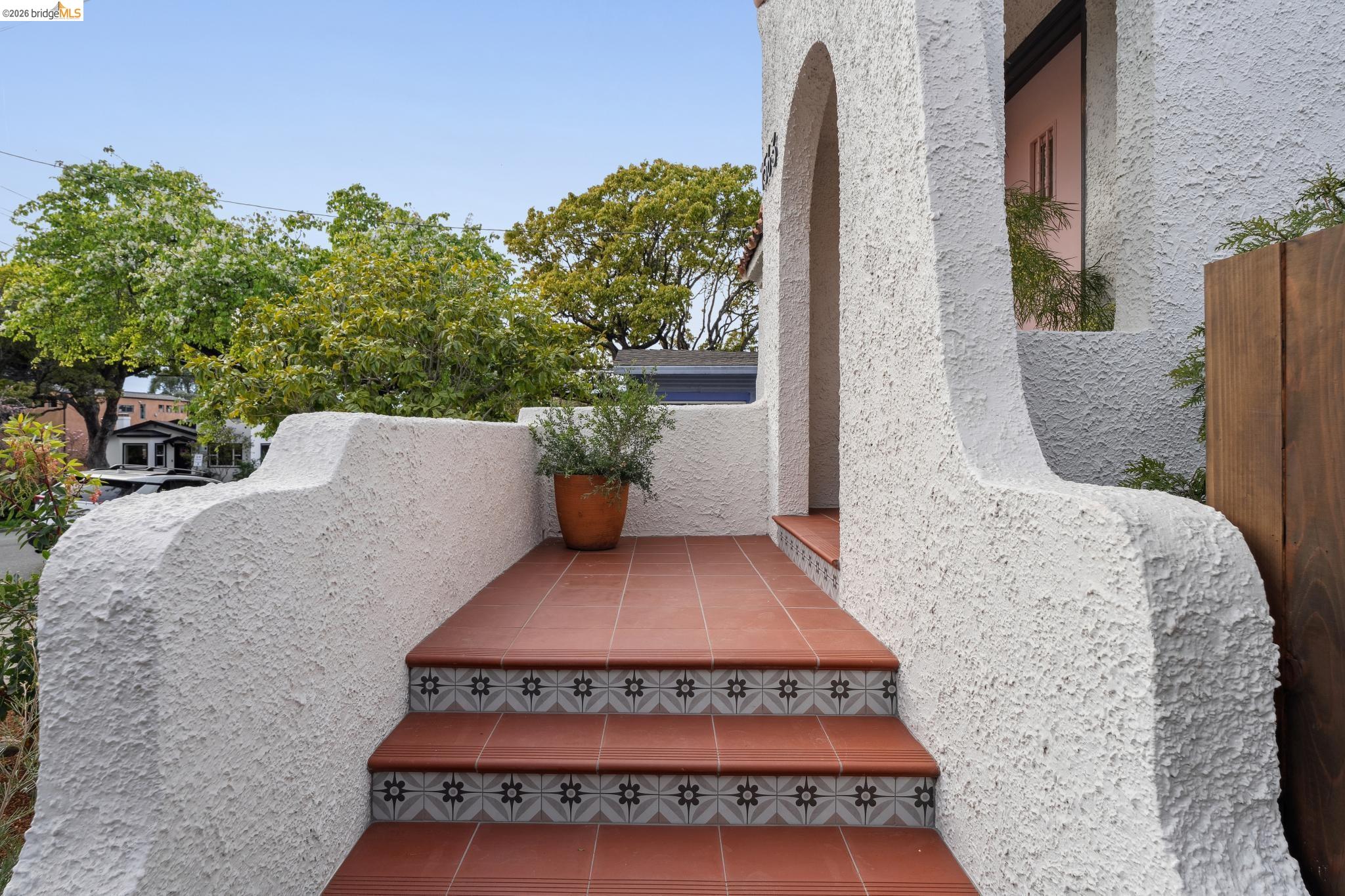 1563 Thousand Oaks Blvd