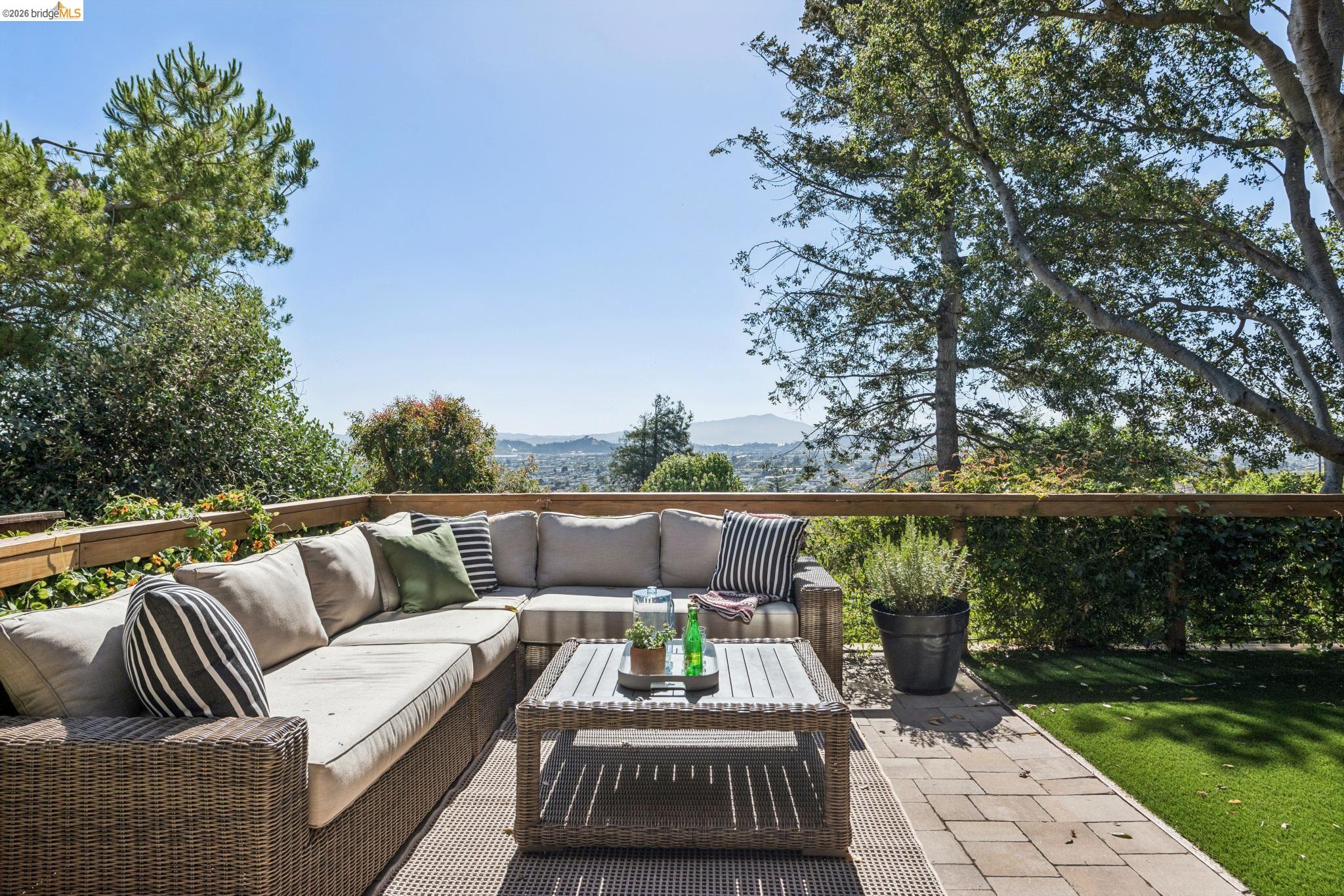 2325 Carquinez Ave