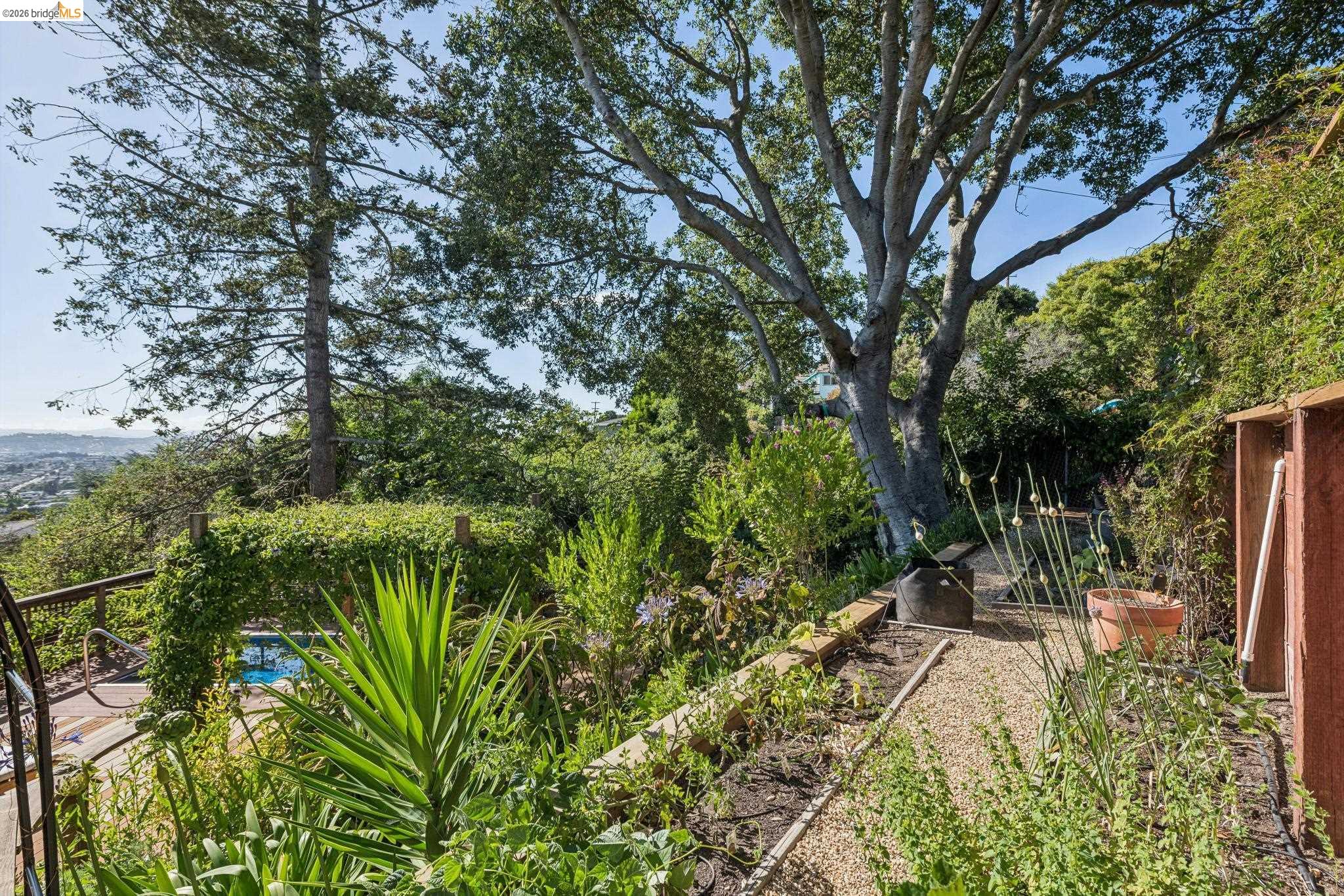 2325 Carquinez Ave